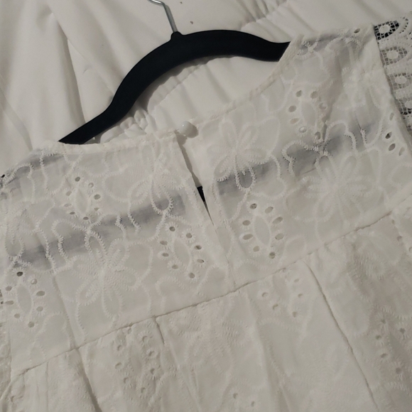 🍭1 L left🌼New boutique sleevless eyelet tank - Picture 9 of 9